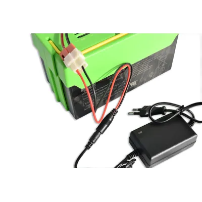 Náhradní box s 2x bateriemi 12V/7Ah pro vozítka 4x4, se 2 možnostmi nabíjením mimo vozítka Náhradní box s 2x bateriemi 12V/7Ah pro vozítka 4x4, se 2 možnostmi nabíjením mimo vozítka