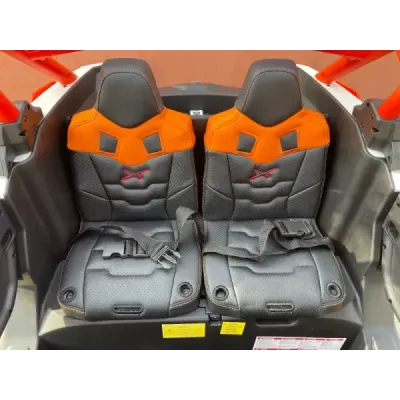 Elektrické autíčko Can-am Maverick, černý, dvoumístné, odpružená zadní náprava, 2,4 Ghz dálkové ovládání, přenosná baterie, 4 x 