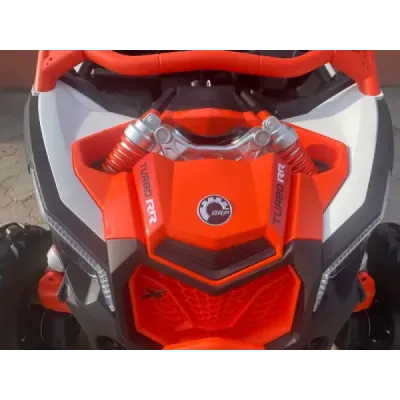 Elektrické autíčko Can-am Maverick, oranžový, dvoumístné, odpružená zadní náprava, 2,4 Ghz dálkové ovládání, přenosná baterie, 4