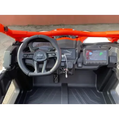 Elektrické autíčko Can-am Maverick, oranžový, dvoumístné, odpružená zadní náprava, 2,4 Ghz dálkové ovládání, přenosná baterie, 4