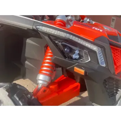 Elektrické autíčko Can-am Maverick, zelený, dvoumístné, odpružená zadní náprava, 2,4 Ghz dálkové ovládání, přenosná baterie, 4 x