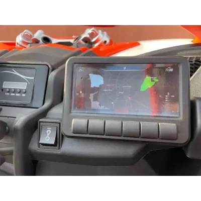 Elektrické autíčko Can-am Maverick, zelený, dvoumístné, odpružená zadní náprava, 2,4 Ghz dálkové ovládání, přenosná baterie, 4 x