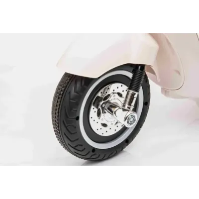 Elektrická motorka Vespa 946 i se zpětným chodem, bílé, s pomocnými koly, Licencované, Lithiová baterie, 2x 30W Motor, Koženkové