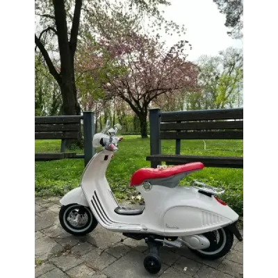 Elektrická motorka Vespa 946 i se zpětným chodem, bílé, s pomocnými koly, Licencované, Lithiová baterie, 2x 30W Motor, Koženkové