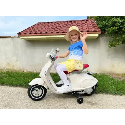 Elektrická motorka Vespa 946 i se zpětným chodem, bílé, s pomocnými koly, Licencované, Lithiová baterie, 2x 30W Motor, Koženkové
