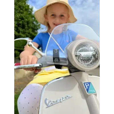 Elektrická motorka Vespa 946 i se zpětným chodem, bílé, s pomocnými koly, Licencované, Lithiová baterie, 2x 30W Motor, Koženkové