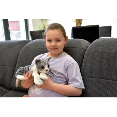 Plyšová ležící kočka Micka šedobílá, délka 43 cm Plyšová ležící kočka Micka šedobílá, délka 43 cm