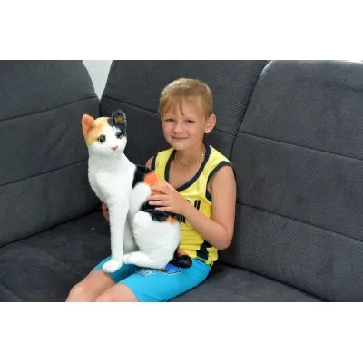 Plyšová sedící kočka Micka calico, výška 45cm Plyšová sedící kočka Micka calico, výška 45cm