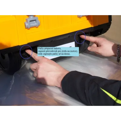 Elektrický bagr s 2.4G DO, elektrickou lžící, vodící tyčí, USB, Mp3, osvětlenými koly, plynulým rozjezdem, 12V, oranžový